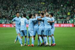 开云体育下载-精彩对决！球员备战迎战强劲挑战