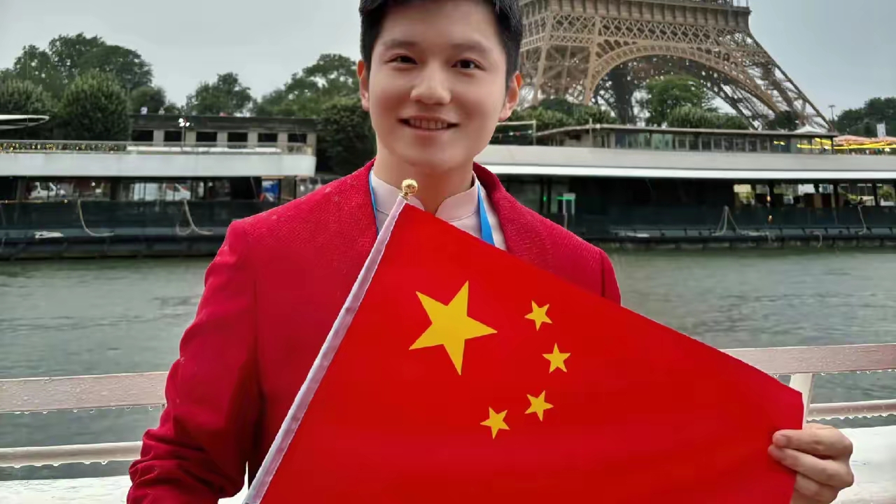 关于青岛黄海主场战胜河南嵩山龙，取得关键胜利的信息