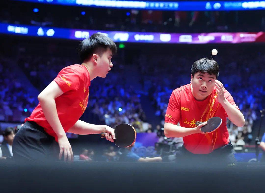 乒乓男团大战中出现看点，全场紧张备战