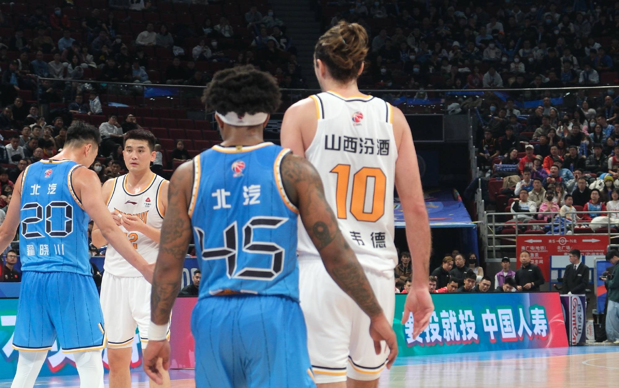 包含福建队谋求翻盘，备战对手强势进攻的词条