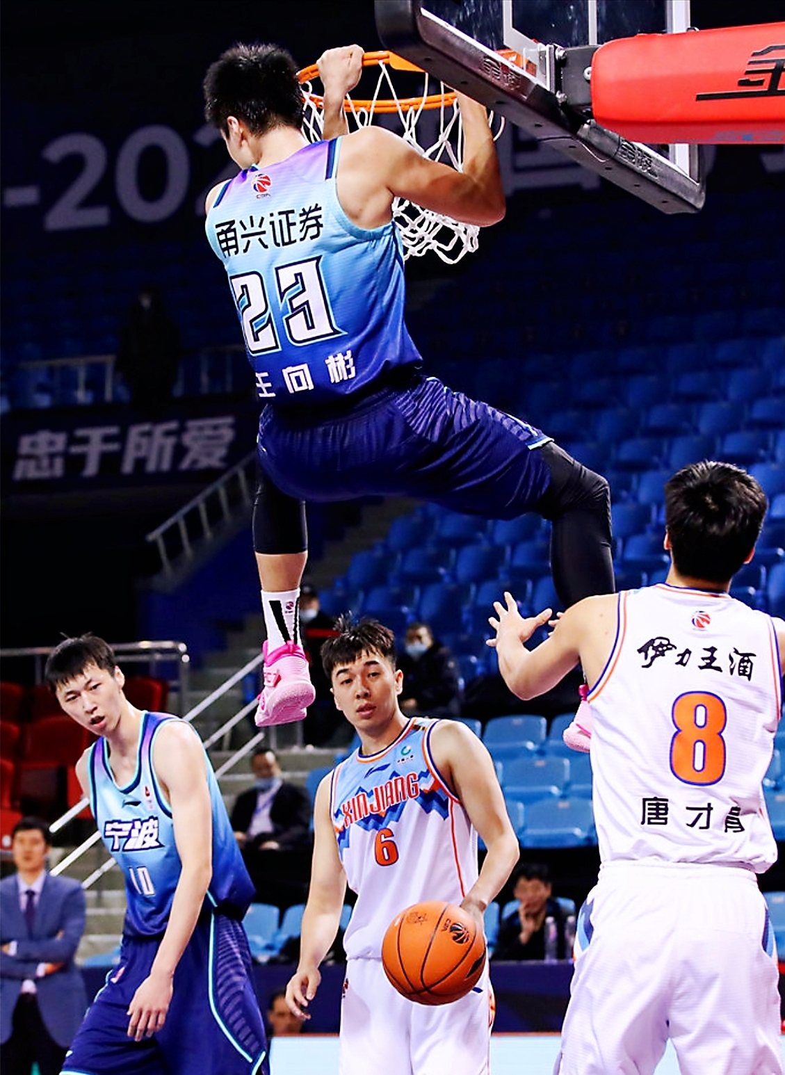 大连男篮力克对手，展现强悍战斗力