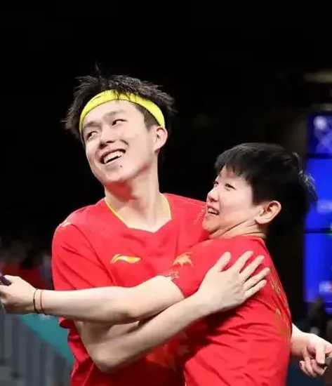 各国代表全力拼搏，争夺金牌