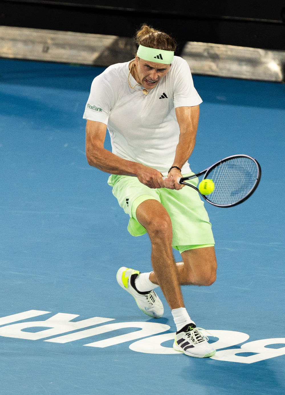 西班牙网球队险胜世界网球队，兹维列夫统治全场的简单介绍