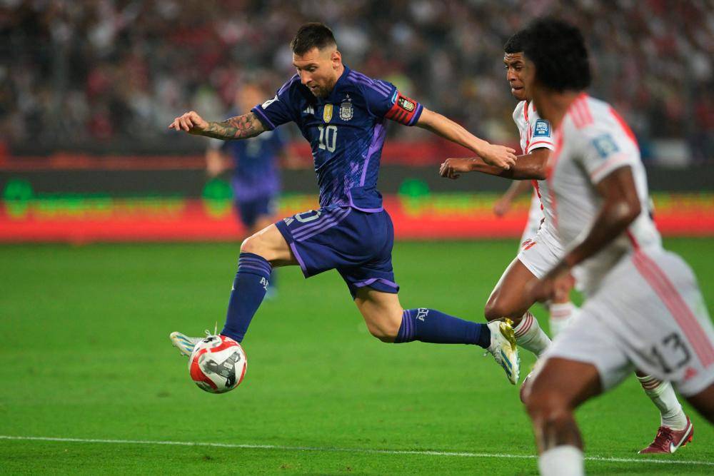 关于荷兰血洗秘鲁，佩德里完成帽子戏法的信息